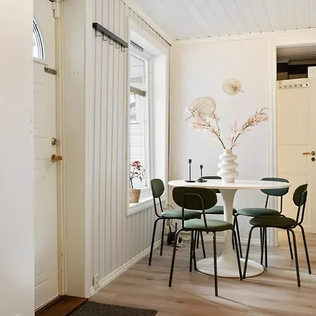 Cozy Hideaway With Private Balcony And Self Check In ברגן