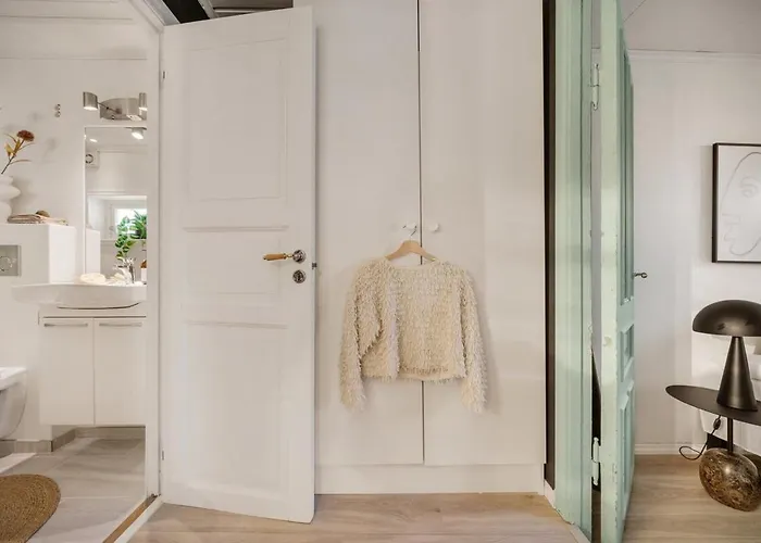 Cozy Hideaway With Private Balcony And Self Check In