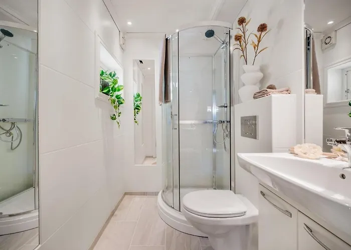 Cozy Hideaway With Private Balcony And Self Check In